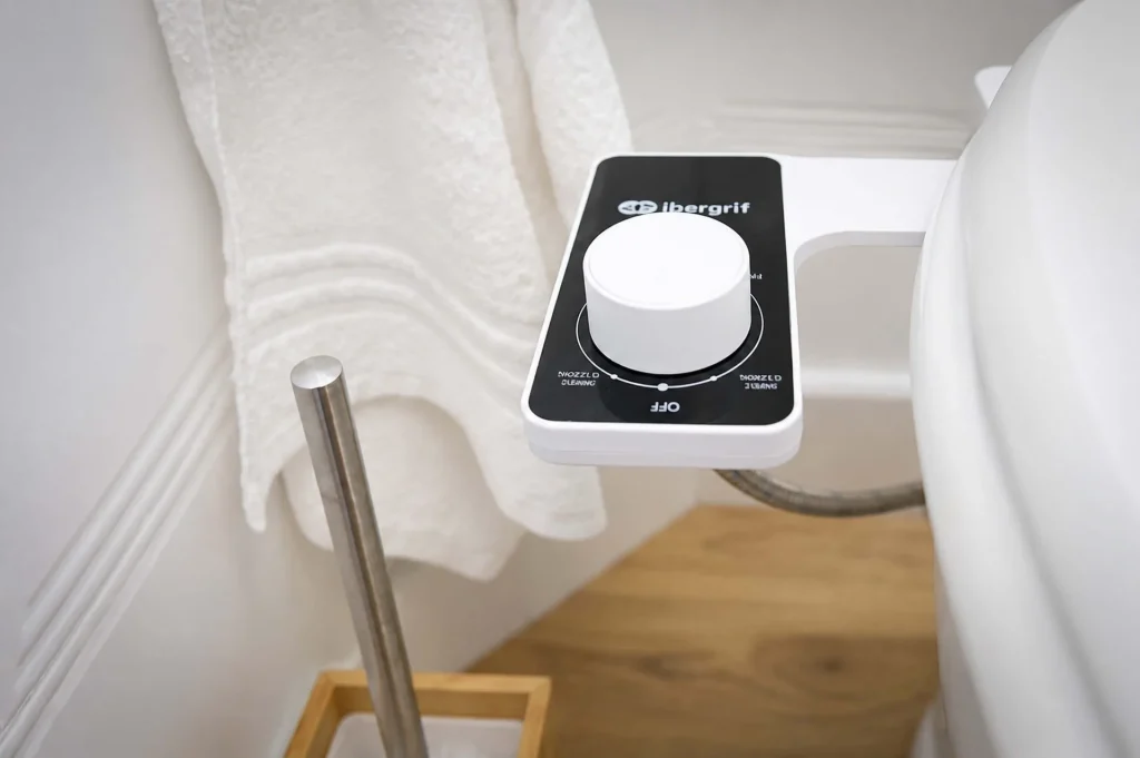 Dettaglio del dispositivo bidet accessorio installato sul WC della casa vacanze La Dimora di Arianna a Cariati.
