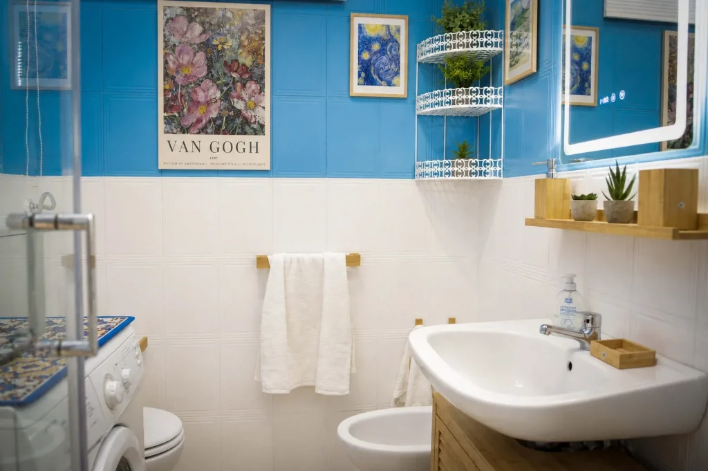 Lavabo con specchio smart e bidet nel bagno principale della casa vacanze La Dimora di Arianna in Calabria.