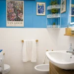 Lavabo con specchio smart e bidet nel bagno principale della casa vacanze La Dimora di Arianna in Calabria.