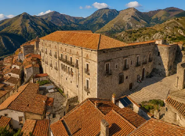 Palazzo Rinascimentale di Aieta con il borgo e i rilievi montuosi sullo sfondo