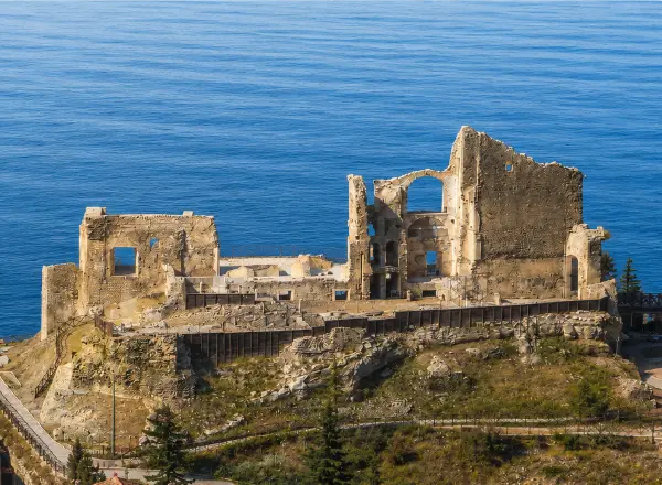 Veduta del Castello della Valle a Fiumefreddo Bruzio con il Mar Tirreno sullo sfondo