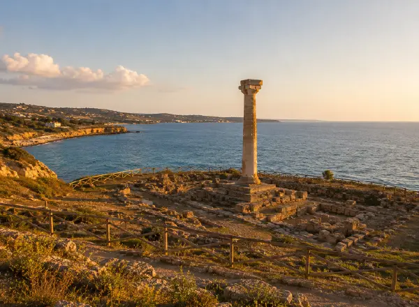 Colonna del tempio di Hera Lacinia a Capo Colonna affacciata sul Mar Ionio