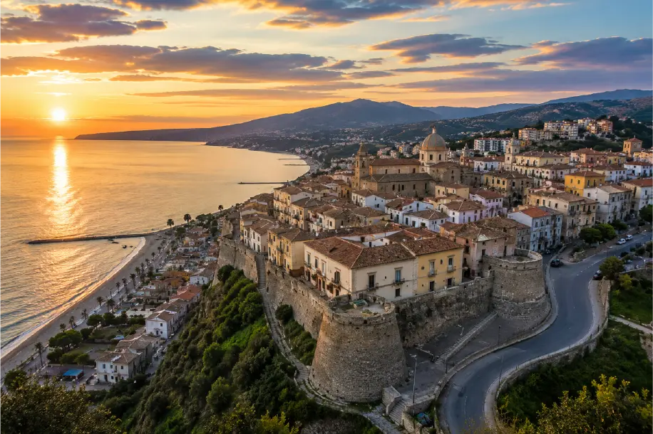 Veduta panoramica del centro storico di Cariati affacciato sul mare al tramonto