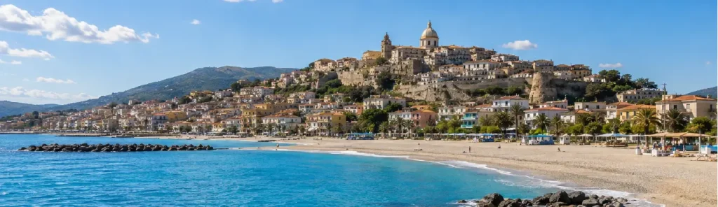 Veduta di Cariati Marina dal mare con la spiaggia e il centro storico di Cariati sulla collina