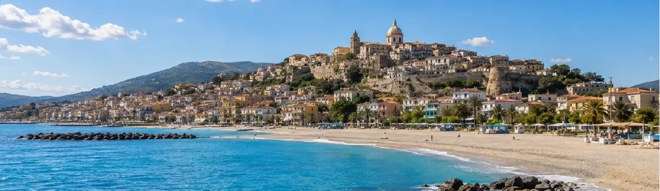 Veduta di Cariati Marina dal mare con la spiaggia e il centro storico di Cariati sulla collina