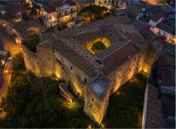 Veduta aerea del Castello Giannone di Calopezzati illuminato al tramonto