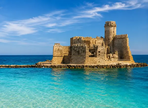 Fortezza aragonese di Le Castella circondata dal mare Ionio