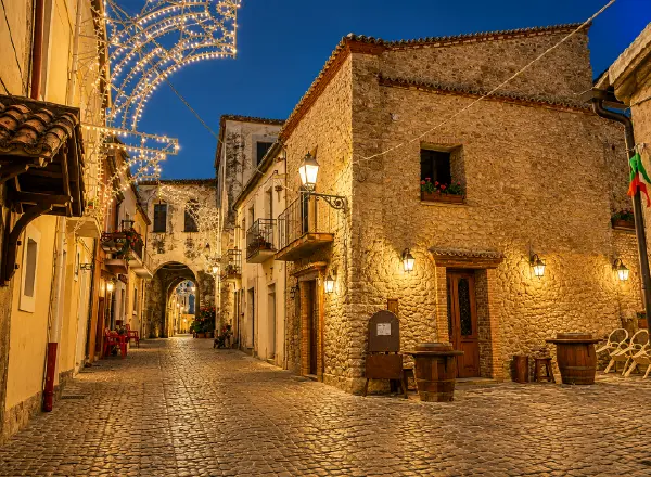 Strada del centro storico di Cariati illuminata nelle ore serali