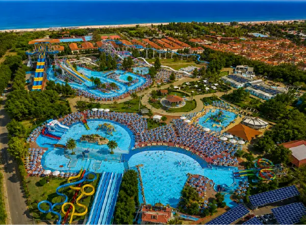 Veduta aerea dell'Acquapark Odissea 2000 con piscine e scivoli
