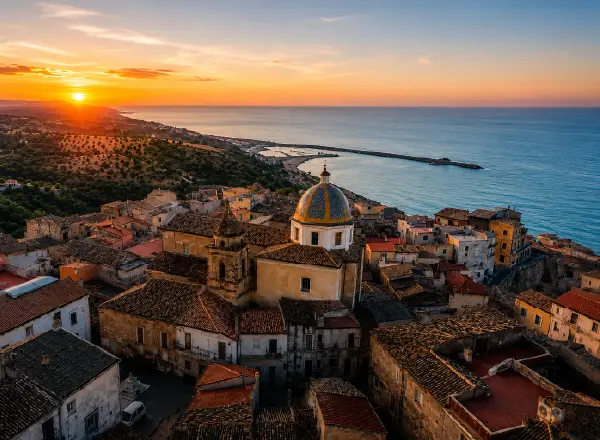 Veduta panoramica di Cariati con il centro storico, la cupola e il mare Ionio