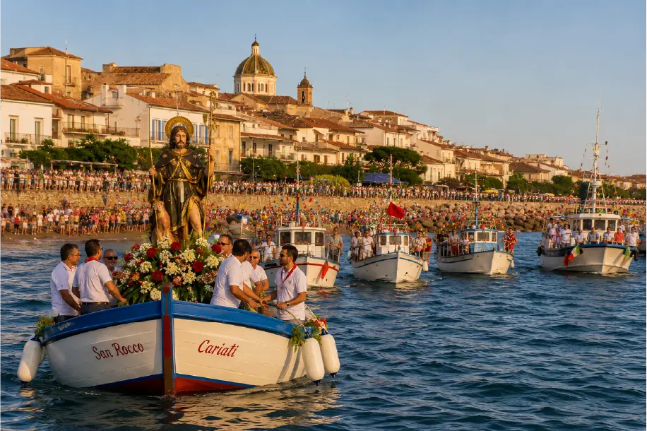 Processione in mare di San Rocco a Cariati con la statua del santo e le barche al seguito