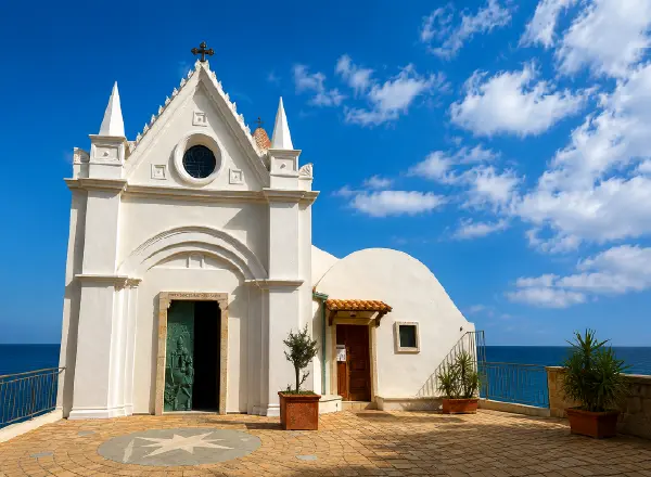 Facciata del Santuario della Madonna di Capocolonna sotto il cielo azzurro