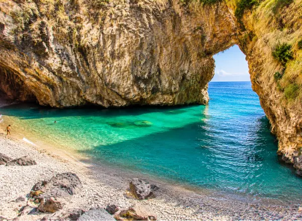 Spiaggia dell’Arcomagno a San Nicola Arcella con l’arco naturale sul mare