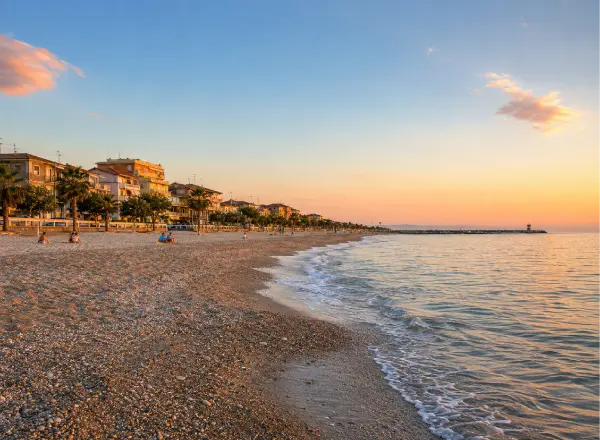 Spiaggia di Cariati Marina sulla costa ionica calabrese al tramonto