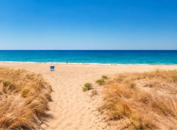 Accesso alla spiaggia di Cariati Marina con mare Ionio sullo sfondo