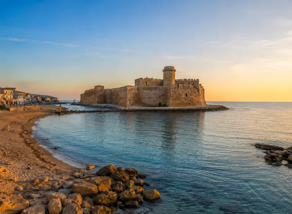 Spiaggia di Le Castella con il Castello Aragonese affacciato sul mare