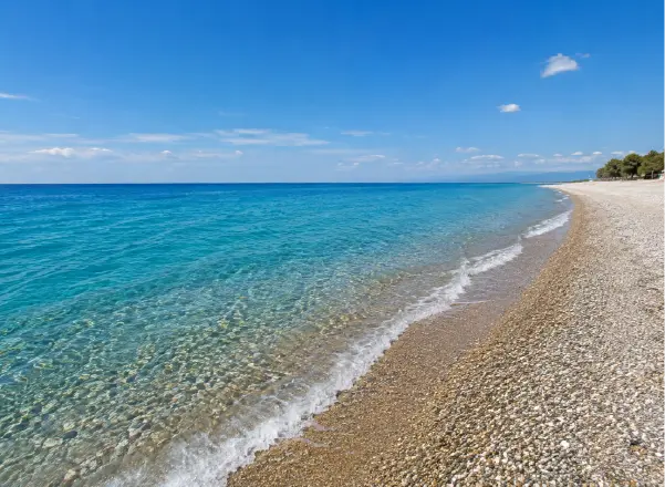 Spiaggia di Cariati Marina con mare azzurro e costa sullo sfondo