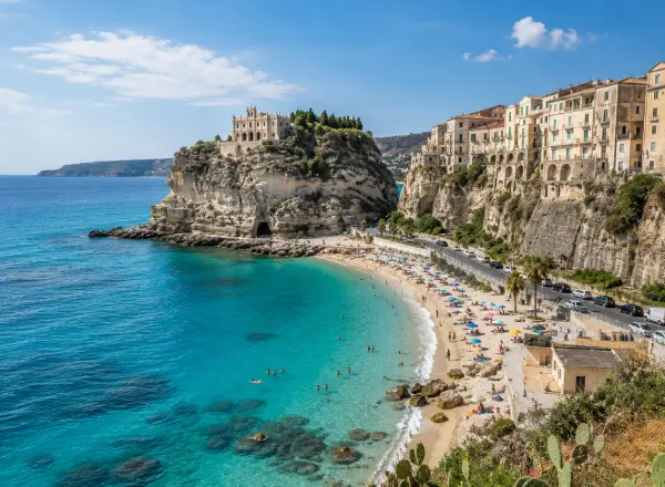 Spiaggia di Tropea con il promontorio di Santa Maria dell’Isola sul Mar Tirreno