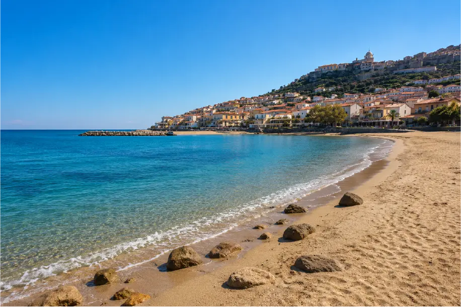 Spiaggia e mare di Cariati con il borgo storico sul promontorio