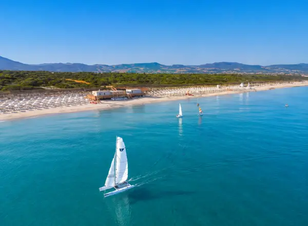 Barche a vela sul mare di Cariati davanti al litorale