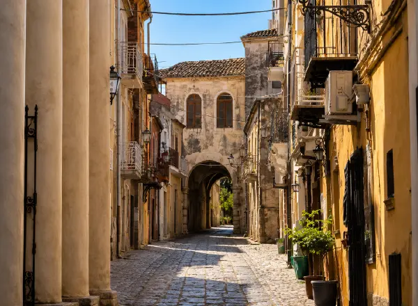 Vicolo del centro storico di Cariati con arco tra gli edifici
