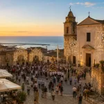 Famiglia che passeggia sulla spiaggia di Cariati al tramonto durante una vacanza in Calabria