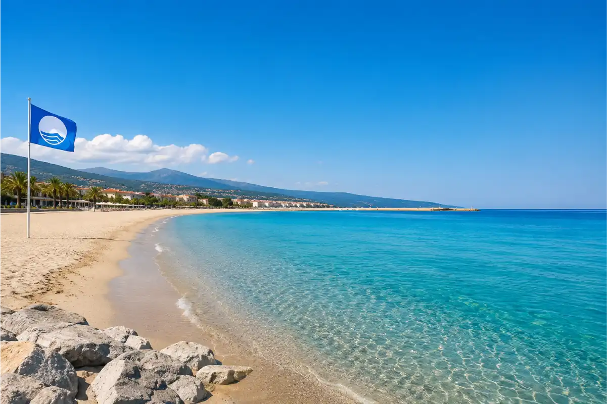 Spiaggia di Cariati con mare cristallino Bandiera Blu sulla costa ionica della Calabria