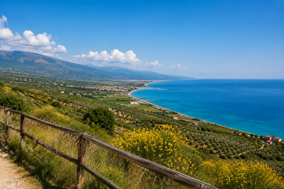 Panorama naturale della costa ionica calabrese tra mare, colline e vegetazione mediterranea